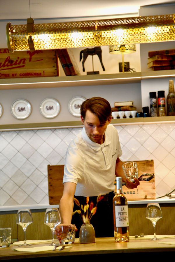 serveur du restaurant de l'hôtel